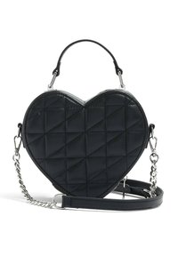 Černá kabelka ve tvaru srdce vyrobená z prošívaného materiálu, s horním držadlem, odnímatelným řetízkem a stříbrnými kovovými detaily.