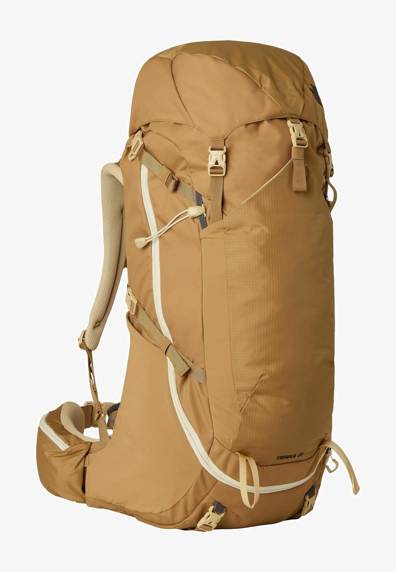 Grote beige rugzak voor wandelen met gewatteerde schouderbanden, meerdere gespen, zijzakken en heupbandtasje, met het label "Terra 65".