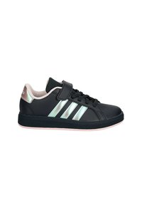 Sneaker in pelle nera con tre strisce iridescenti, dettagli rosa e chiusura a strappo. Progettata con un colletto imbottito e suola in gomma.