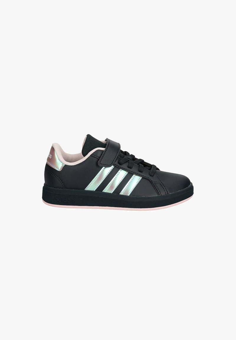 Sneaker in pelle nera con tre strisce iridescenti, dettagli rosa e chiusura a strappo. Progettata con un colletto imbottito e suola in gomma.