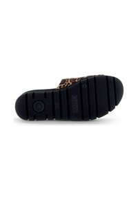 Chaussure à semelle plate avec une semelle en caoutchouc noir comportant des rainures. L'empeigne présente un motif léopard dans les tons brun et noir. Marque Gabor visible.
