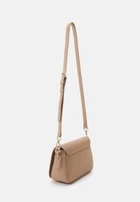 Torebka crossbody w kolorze tan z teksturowanym wykończeniem, złotymi akcesoriami, regulowanym paskiem i klapą. Kompaktowy, prostokątny kształt.