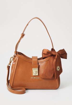 Sac à main en cuir marron avec une forme incurvée, quincaillerie dorée et un détail en ruban. Comprend une bandoulière réglable et un logo embossé.