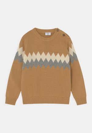 Hellbrauner Strickpullover mit weißem und grauem Zickzackmuster über Brust und Ärmeln, mit zwei Knöpfen auf der linken Schulter.