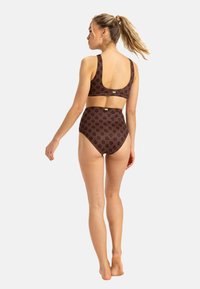 Hnedý bikiny set s kvetinovým vzorom, obsahujúci top s okrúhlym výstrihom a nohavičky s vysokým pásom. Vyrobené z hladkého, elastického materiálu.