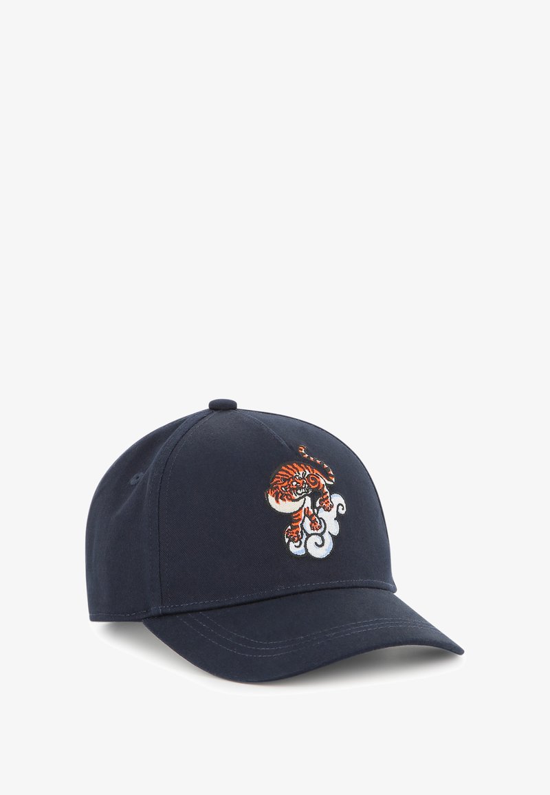 Casquette de baseball bleu marine avec une visière incurvée, ornée d'un design de tigre brodé en orange et de nuages blancs à l'avant.