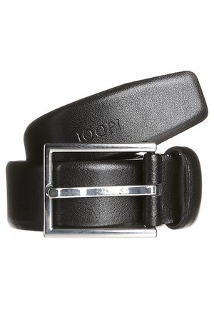 Cinturón de cuero negro con una hebilla rectangular de metal plateado. El cinturón tiene un acabado texturizado y un logotipo en relieve en la correa.