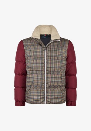 Männer Steppjacke mit Reißverschluss, burgunderfarbenen Ärmeln, kariertem Frontbereich und einem kragen aus creamfarbener Sherpa-Verkleidung.