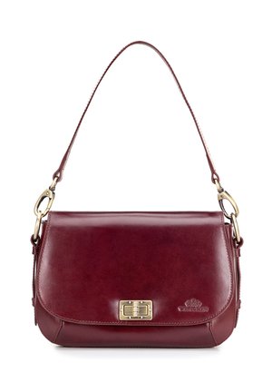 Bordeaux leren handtas, met een flap en een metalen sluiting, verstelbare schouderband en subtiele branding aan de zijkant. Soepele textuur.