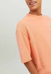 Jack & Jones JPRBLAKAM SUMMER BRANDING  SS O-NECK - T-shirts print - shrimp