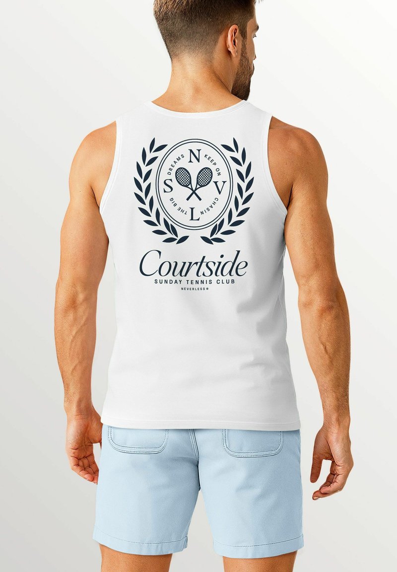 Weißes Tanktop mit einem kreisförmigen, marineblauen Grafikelement, das Tennisschläger, Lorbeerblätter und den Text "Courtside Sunday Tennis Club" zeigt. Lässige Passform.