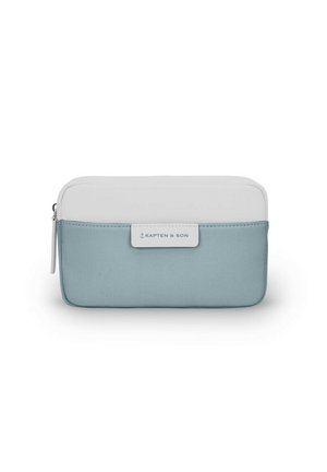 Kompakte rechteckige Tasche mit hellgrauem Oberteil und gedämpft blauem Stoffboden, Reißverschluss und „Kapten & Son“-Etikett auf der Vorderseite.