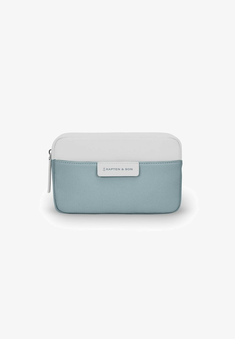 Pochette rectangulaire compacte avec le dessus gris clair et le bas en tissu bleu sourd, fermeture éclair et étiquette "Kapten & Son" sur le devant.