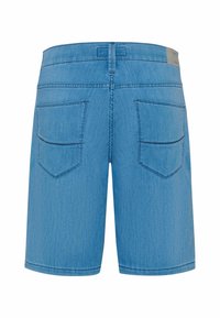 Short en jean bleu clair vu de dos avec deux poches plaquées et une passants de ceinture sur fond blanc.