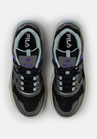 Sneaker neri e grigi con un design in rete, accenti azzurri chiari e dettagli viola. Presentano suola in gomma spessa e sovrapposizioni testurizzate.