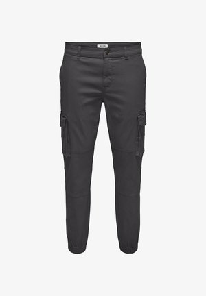 Mörkgrå cargobyxor med elastiska mudd, som har två sidofickor, två cargofickor på benen och knäppbart midjeband. Tillverkade av slitstarkt tyg.