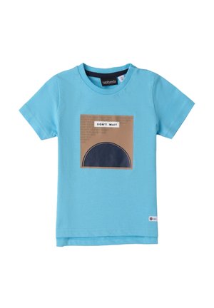Hellblaues T-Shirt mit kurzen Ärmeln aus Baumwolle, mit einem quadratischen grauen Motiv in Braun und dem Text "WARTEN SIE NICHT" sowie einem dunkelblauen Kreismuster.