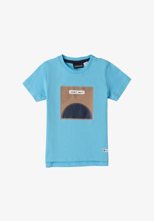 Camiseta de manga corta de color azul claro, hecha de algodón, que presenta un gráfico cuadrado en marrón con el texto "NO ESPERES" y un diseño de círculo azul oscuro.