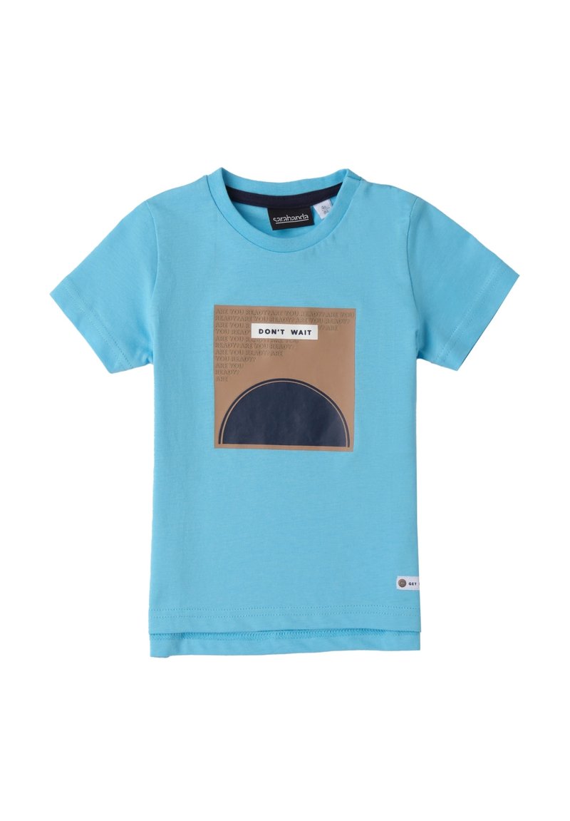 Camiseta de manga corta de color azul claro, hecha de algodón, que presenta un gráfico cuadrado en marrón con el texto "NO ESPERES" y un diseño de círculo azul oscuro.