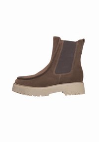 Bottine en daim marron avec panneau latéral élastique, bout arrondi et semelle en caoutchouc beige épaisse. Surface texturée avec un design minimaliste.