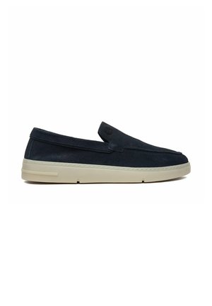 Schwarzer Slip-On Wildleder-Loafer mit beiger Gummisohle, flachem Profil und minimalen Nahtdetails, seitlich betrachtet.