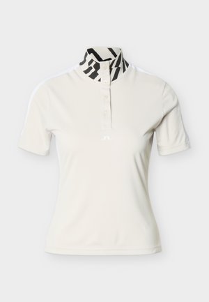 Fehér rövid ujjú galléros póló fekete-fehér mintás magas gallérral és négy elülső gombbal.