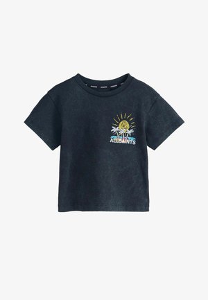Sort kortærmet T-shirt med lille broderet gul sol, hvide palmer og blå bølger over teksten "ALLSAINTS" på frontens venstre bryst.