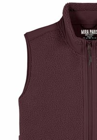 Gilet sans manches en polaire bordeaux avec fermeture éclair complète à l'avant et col montant, présentant un tissu doux et texturé ainsi que des panneaux d'épaule lisses.