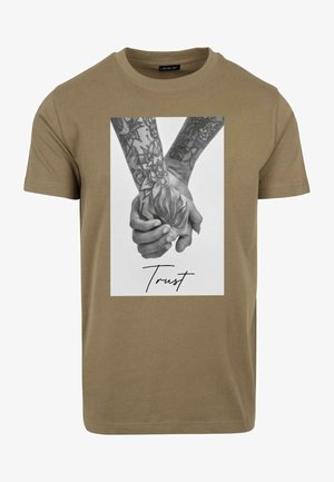 Taupe pamučna majica s centralnim grafičkim prikazom dviju tetovirganih ruku koje se drže, s riječju "Povjerenje" ispod u skriptnom fontu.