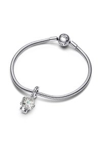 Srebrna zapestnica iz jeklenke z likom lobanje, ki vsebuje kompleksne detajle in prozoren dizajn, okrašena z manjšimi modrimi kamni.