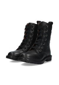 Bottes de combat en cuir noir avec un laçage à l'avant, finition texturée et semelles en caoutchouc épaisses, placées côte à côte sur un fond blanc.