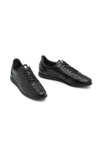 Pantofi din piele neagră cu un design elegant, având vârful rotunjit, șase ochiuri, închidere cu șireturi și detalii subtile pe laterale.