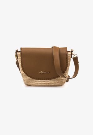 Borsa a spalla in similpelle marrone con base in paglia intrecciata, patta curva e dettaglio logo dorato. Tracolla regolabile per un trasporto versatile.