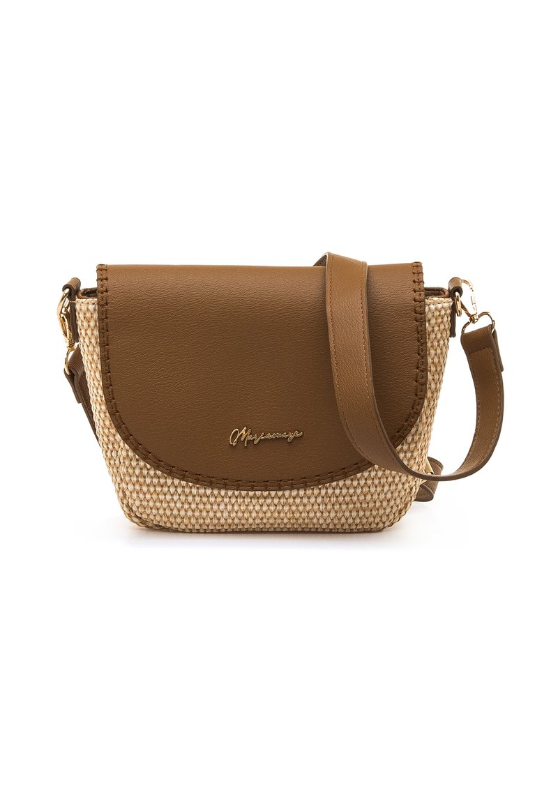 Borsa a spalla in similpelle marrone con base in paglia intrecciata, patta curva e dettaglio logo dorato. Tracolla regolabile per un trasporto versatile.