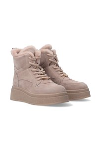Beige suède enkellaarsjes met een zachte voering, vetersluiting en een dikke, gestructureerde zool. Kenmerkt een kleine metalen accent op de veters.