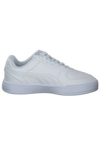Sneaker atletico bianco realizzato in pelle sintetica con una texture liscia, punta arrotondata, suola piatta e dettagli del logo discreti sul lato.