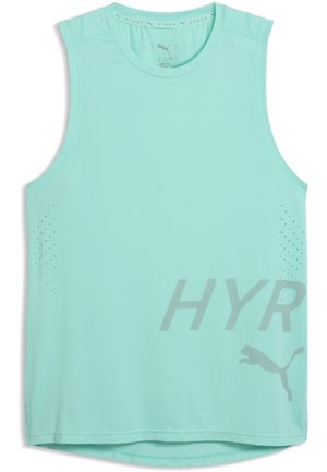 Bezrękawnik sportowy w jasnoniebieskim kolorze z małymi perforacjami po bokach oraz "HYR" z logo Puma w kolorze szarym nadrukowanym z przodu na dole po prawej stronie.