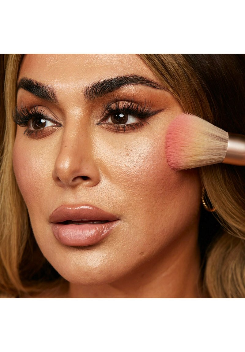 Damen Teint | HUDA BEAUTY GLOWISH BLUSH POWDER PUDRIGES ROUGE Rouge glowish blush powder 03 berry juicy/braun - JX33310 Damen Teint | HUDA BEAUTY GLOWISH BLUSH POWDER PUDRIGES ROUGE Rouge glowish blush powder 03 berry juicy/braun - JX33310