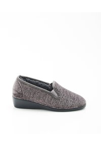 Scarpa slip-on grigia con tomaia in tessuto testurizzato, collo imbottito e suola in gomma nera bassa. Presenta pannelli elastici sui lati per facilitare la calzata.