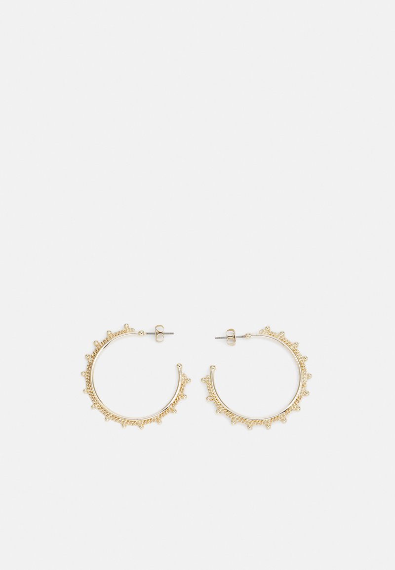 Zlate obročaste uhane z teksturirano zasnovo, ki vsebujejo majhne bisere ob robu. Imajo zaprto obliko obroča in zatični zaključek.