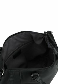 Zwarte leren handtas met open bovenrits, die een ruime binnenkant van donkere stof en een binnenzak met rits laat zien.