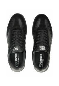 Schwarze Sneakers aus glattem Leder und Wildleder-Obermaterial, mit Schnürdesign, gepolsterter Ferse und kontrastierender Markenkennzeichnung auf der Innensohle.