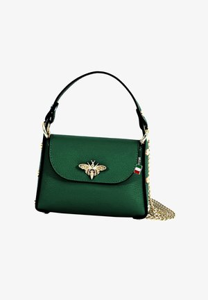 Groene leren handtas met een gouden bijversiering, zwarte accenten, een handvat aan de bovenkant en een gouden kettingriem. Rectangulaire vorm met een gestructureerde afwerking.