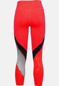 Czerwone legginsy sportowe z wysoką talią. Oferują czarno-białe akcenty w paski oraz krzywą konstrukcję. Wykonane z elastycznego materiału.