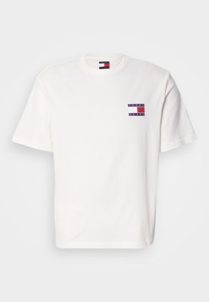 Hvit bomulls-T-skjorte med korte ermer. Har en liten flettfarget logo på brystet. Klassisk rund hals.