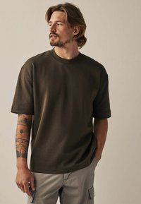 Next EDIT  - Basic póló - brown