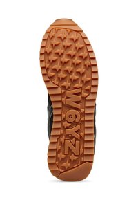 Sole di sneaker nera con un motivo in gomma arancione che presenta stelle e scanalature, con la scritta "W6YZ" ben visibile. Grip testurizzato per trazione.