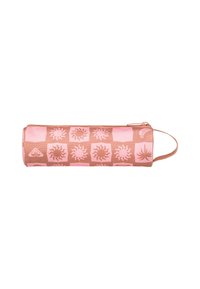 Estuche cilíndrico rosa con cremallera, que presenta un patrón geométrico de motivos solares en tonos de rosa claro y oscuro. Incluye un asa de tela.
