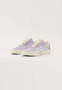 Baskets Vans en daim, avec un combo de couleurs lavande et bleu clair, un design classique à lacets et une semelle en caoutchouc blanc cassé.