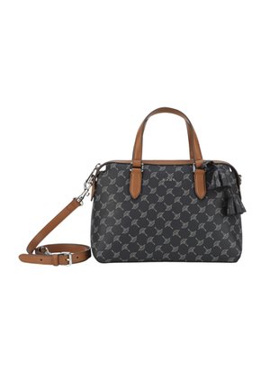 Sac à main noir à motifs en matériau synthétique avec des poignées en fausse cuir marron et une bandoulière amovible. Équipe d'un accent à pompon.